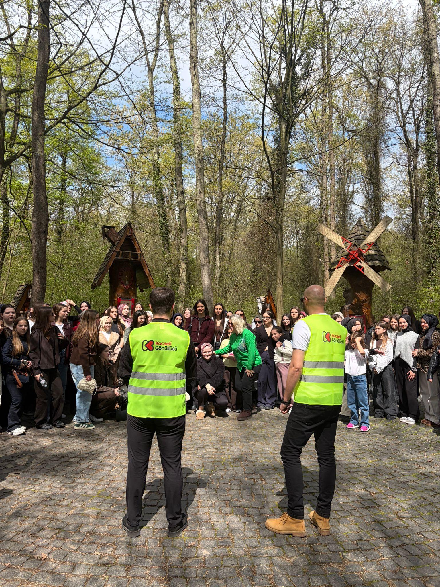 YURTDIŞINDAN GELEN MİSAFİR ÖĞRENCİLERE ŞEHRİMİZİN GEZDİRİLMESİ PROJESİNE DESTEK GÖNÜLLÜSÜ haberi görseli